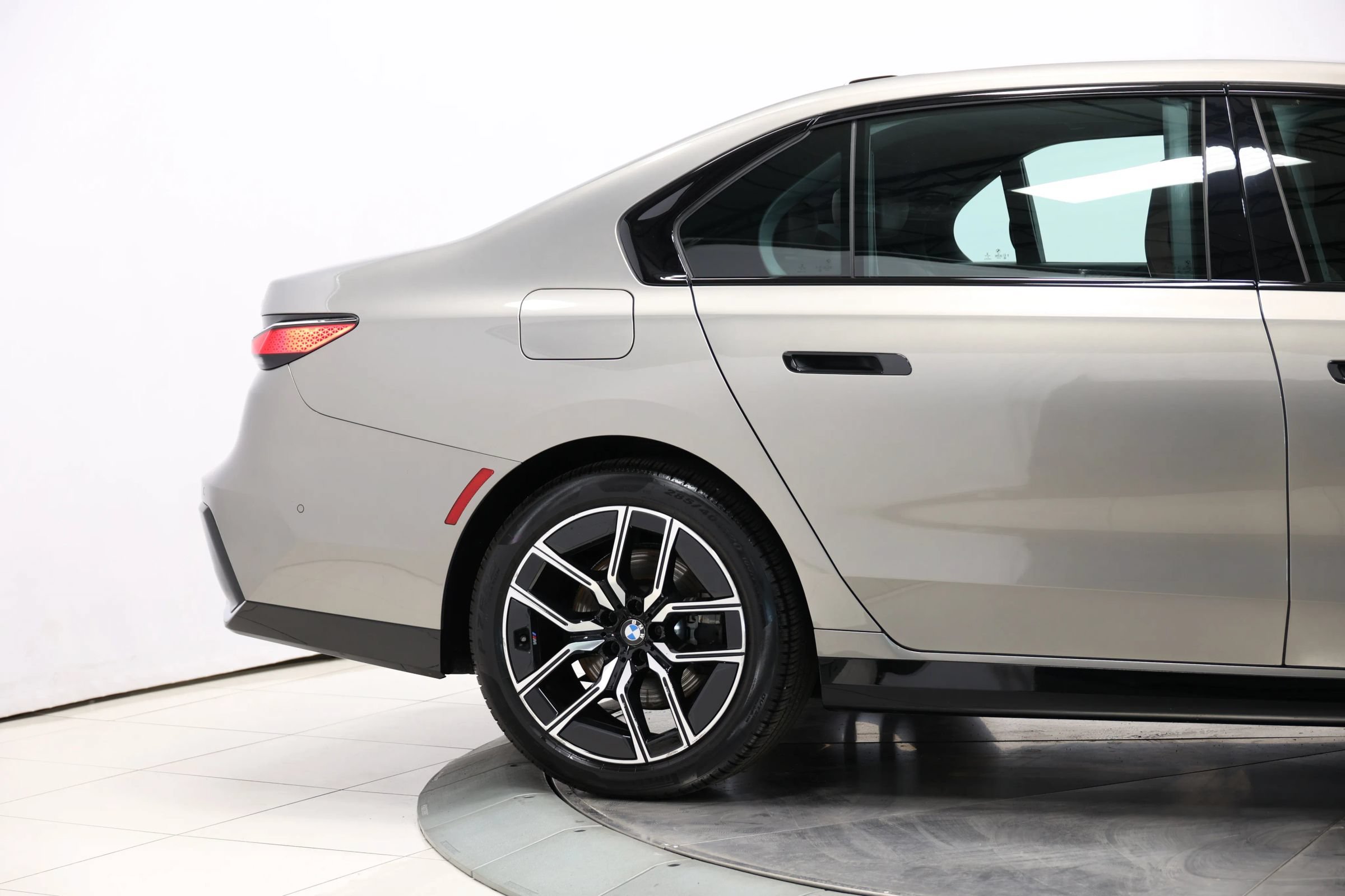 Used 2023 BMW 740i w/ Parking Assistance Package RWD image 72