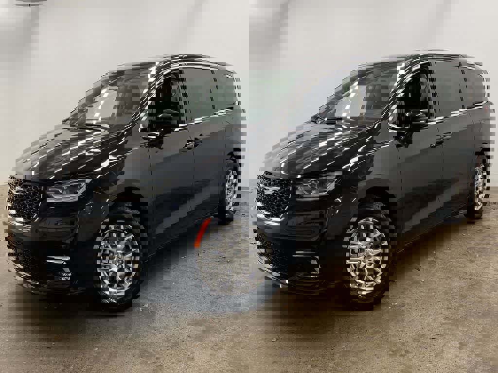 Used 2024 Chrysler Pacifica Touring-L image 1