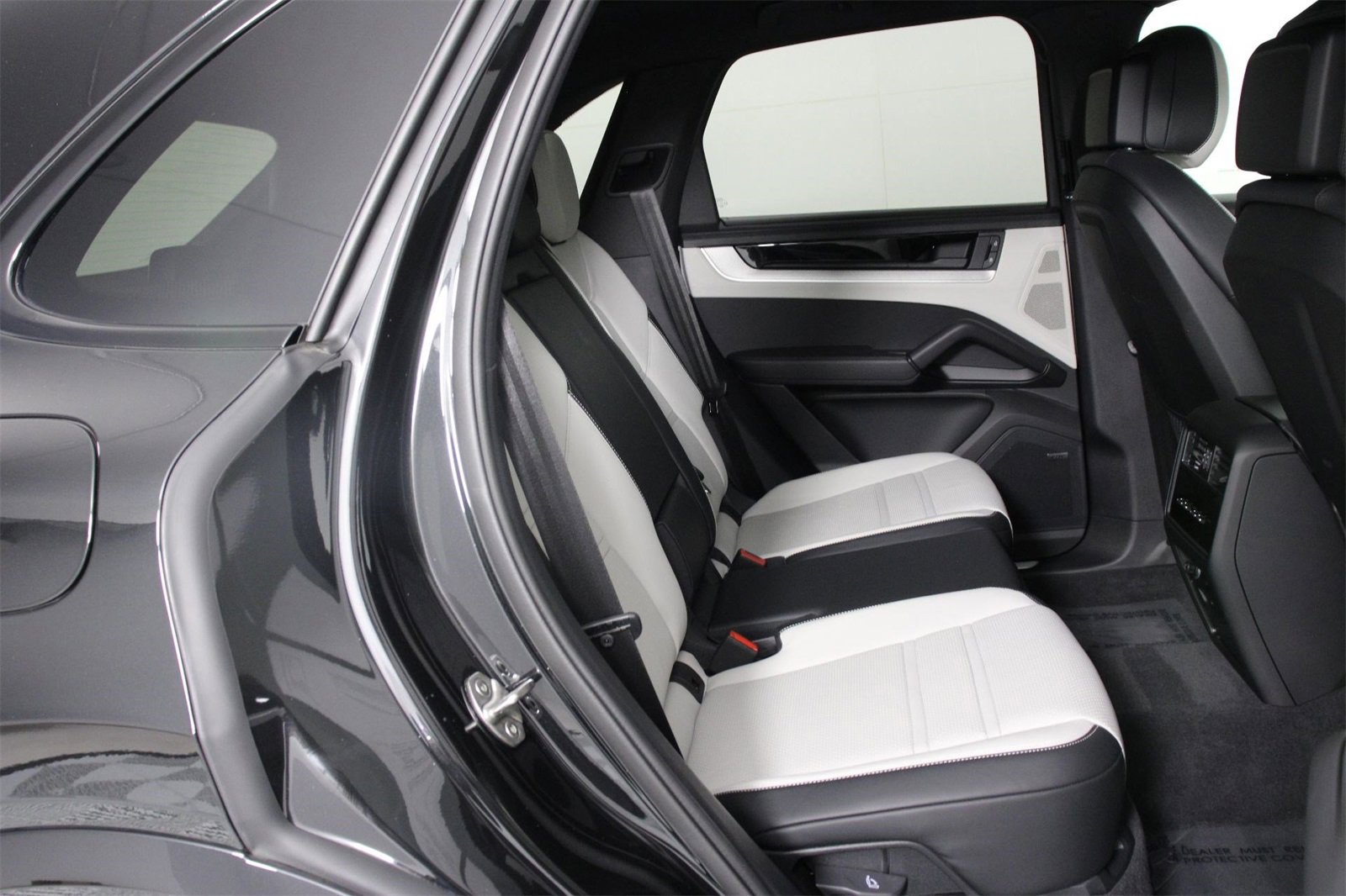 Used 2025 Porsche Cayenne S image 32