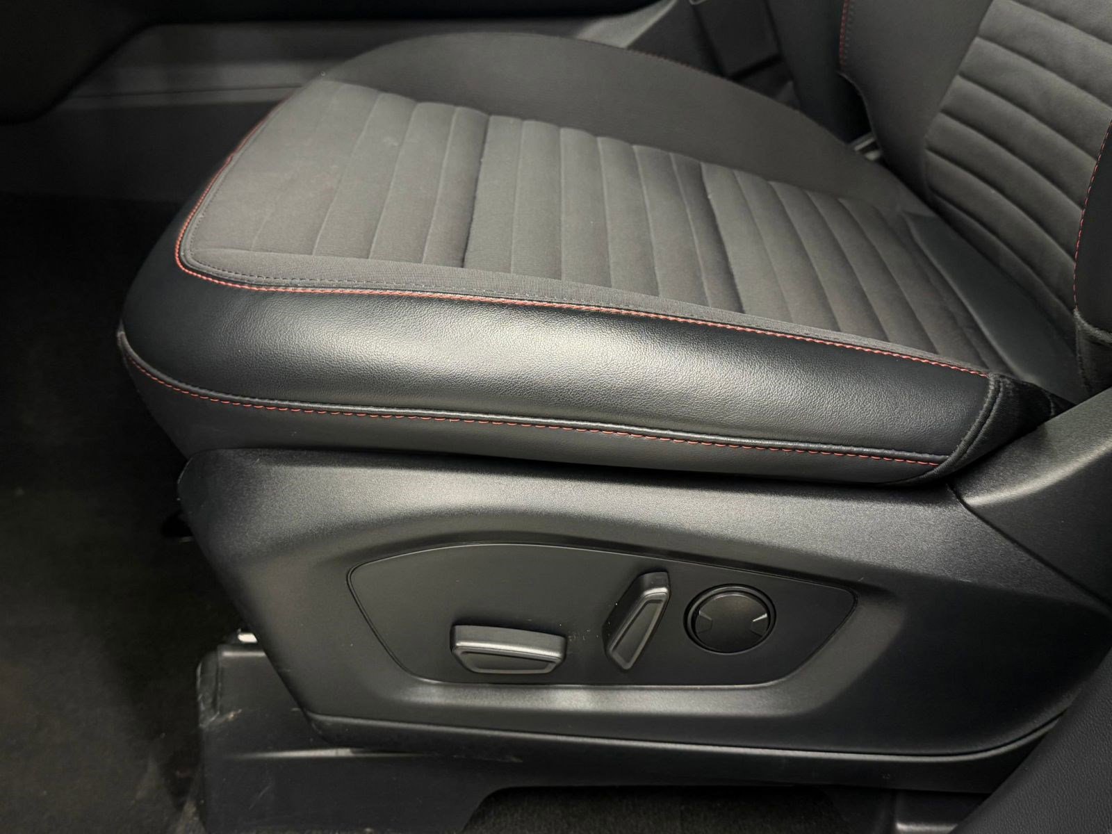 Used 2025 Ford Explorer ST-Line w/ ST-Line Street Pack image 11