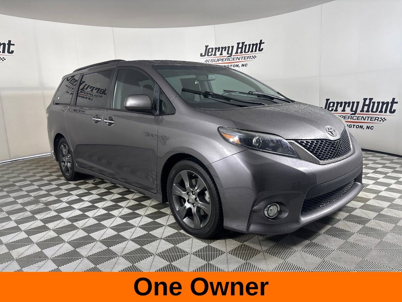 Used 2016 Toyota Sienna SE w/ SE Preferred Package FWD image 5