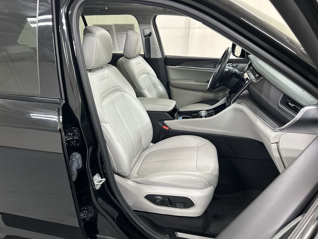Used 2022 Jeep Grand Cherokee Overland AWD/4WD image 24