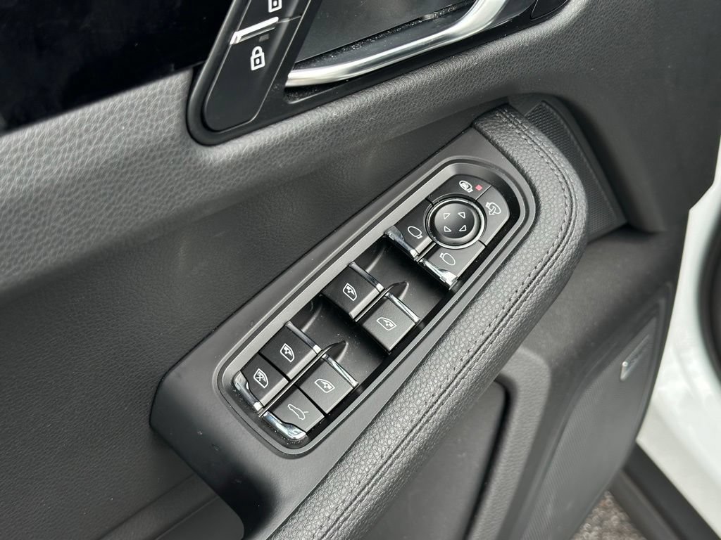Certified 2021 Porsche Macan S AWD/4WD image 7