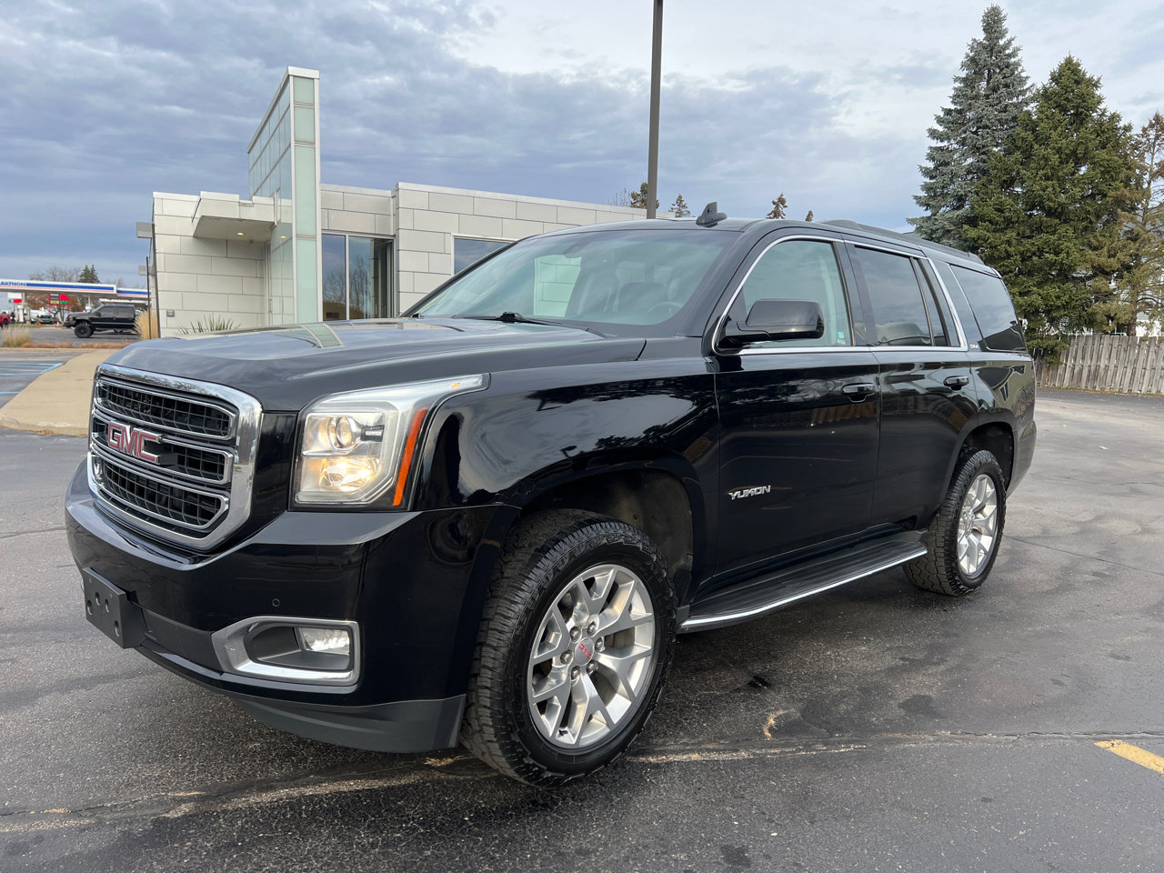 Used 2017 GMC Yukon SLE w/ SLE Value Package image 2