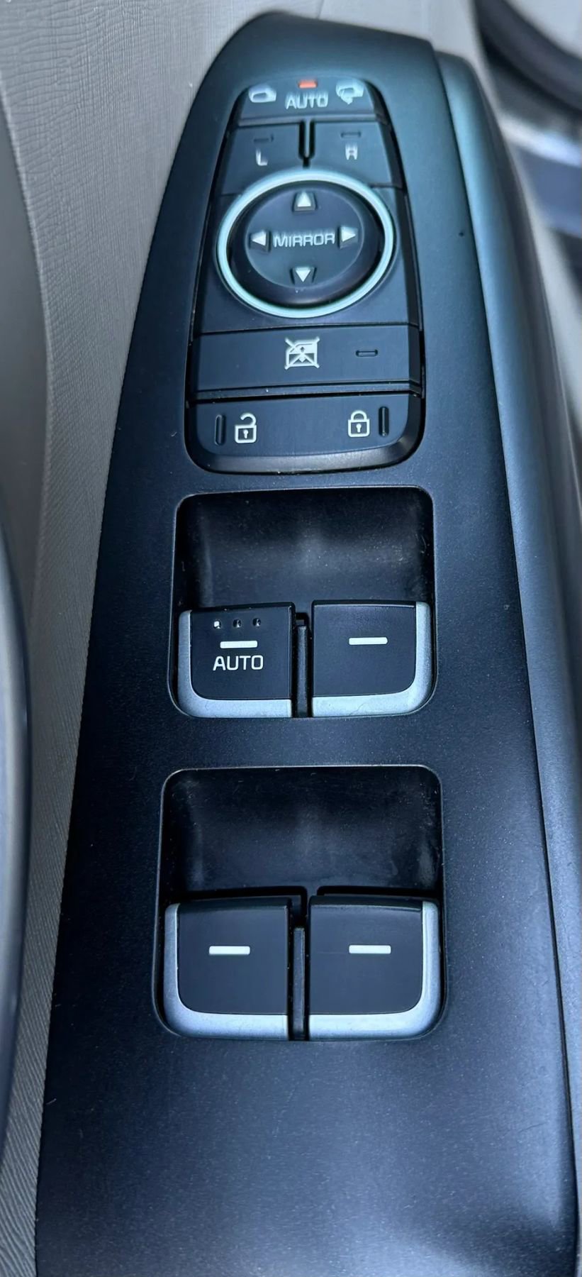 Used 2015 Kia Sedona LX w/ LX Convenience Package image 23