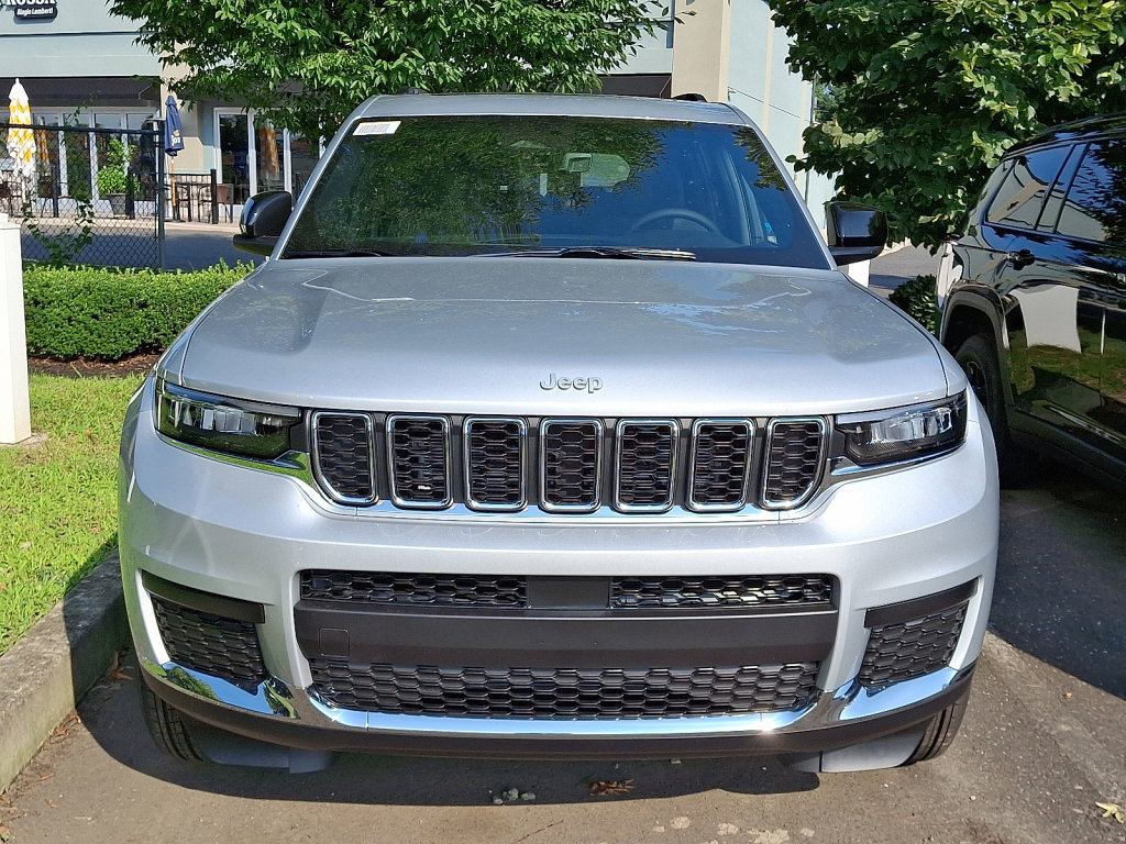 New 2025 Jeep Grand Cherokee L Laredo image 2