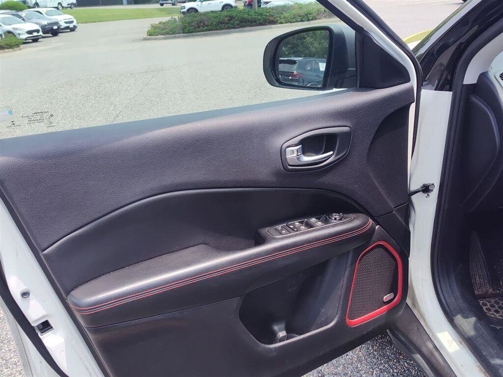 Used 2018 Jeep Compass Trailhawk w/ Leather Interior Group AWD/4WD image 10
