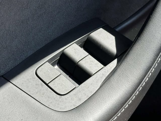 Used 2024 Tesla Model Y Long Range AWD/4WD image 27