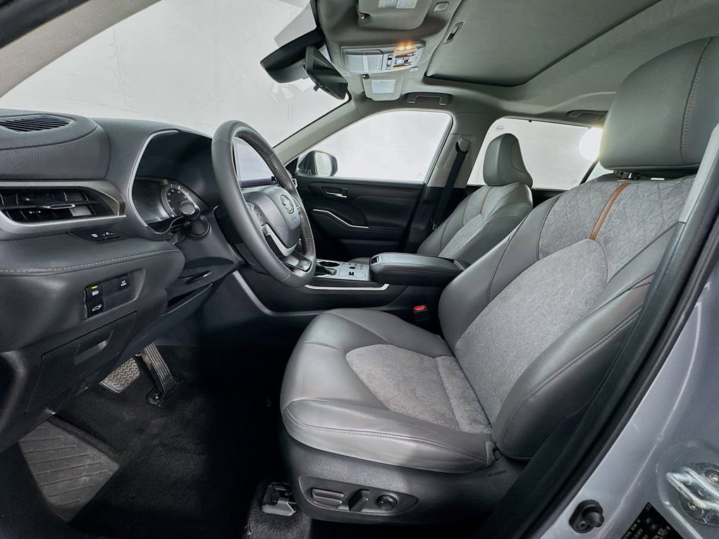 Used 2023 Toyota Highlander Bronze Edition image 15