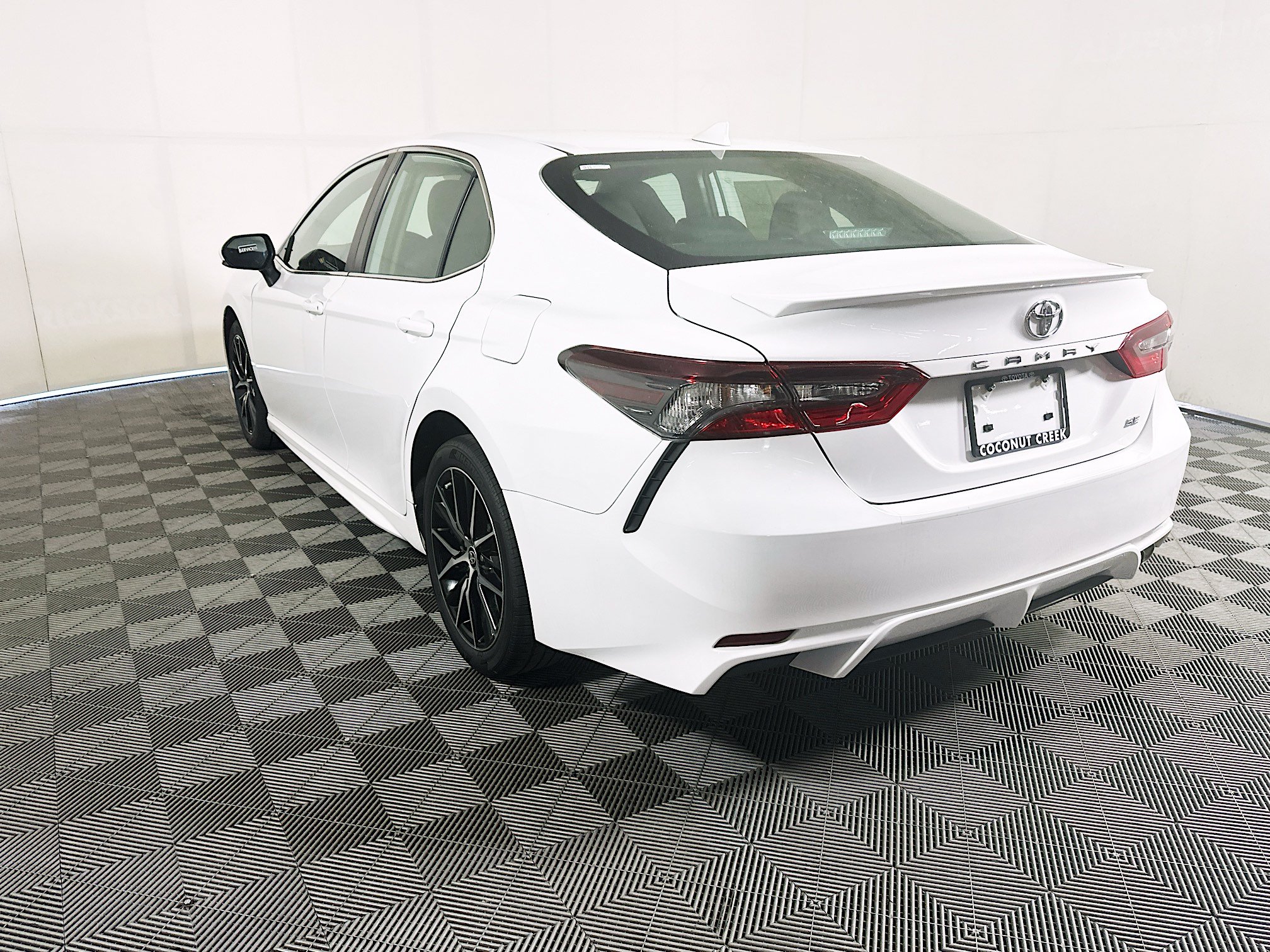 Used 2023 Toyota Camry SE w/ Convenience Package FWD image 5
