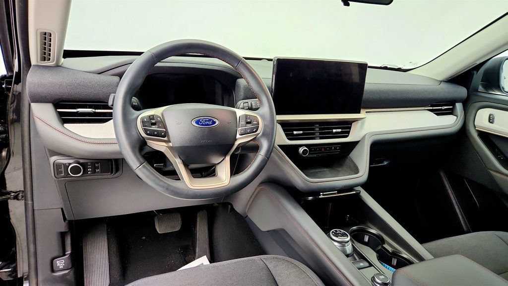 Used 2025 Ford Explorer Active AWD/4WD image 12