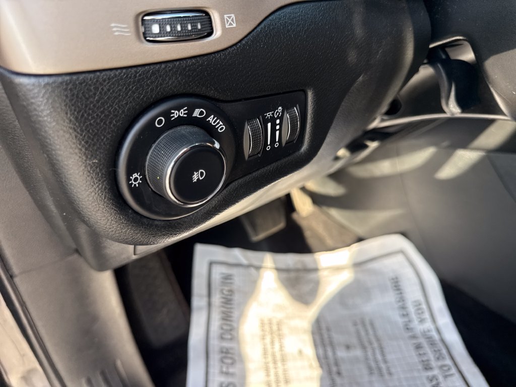 Used 2015 Jeep Cherokee Latitude w/ Cold Weather Group AWD/4WD image 26