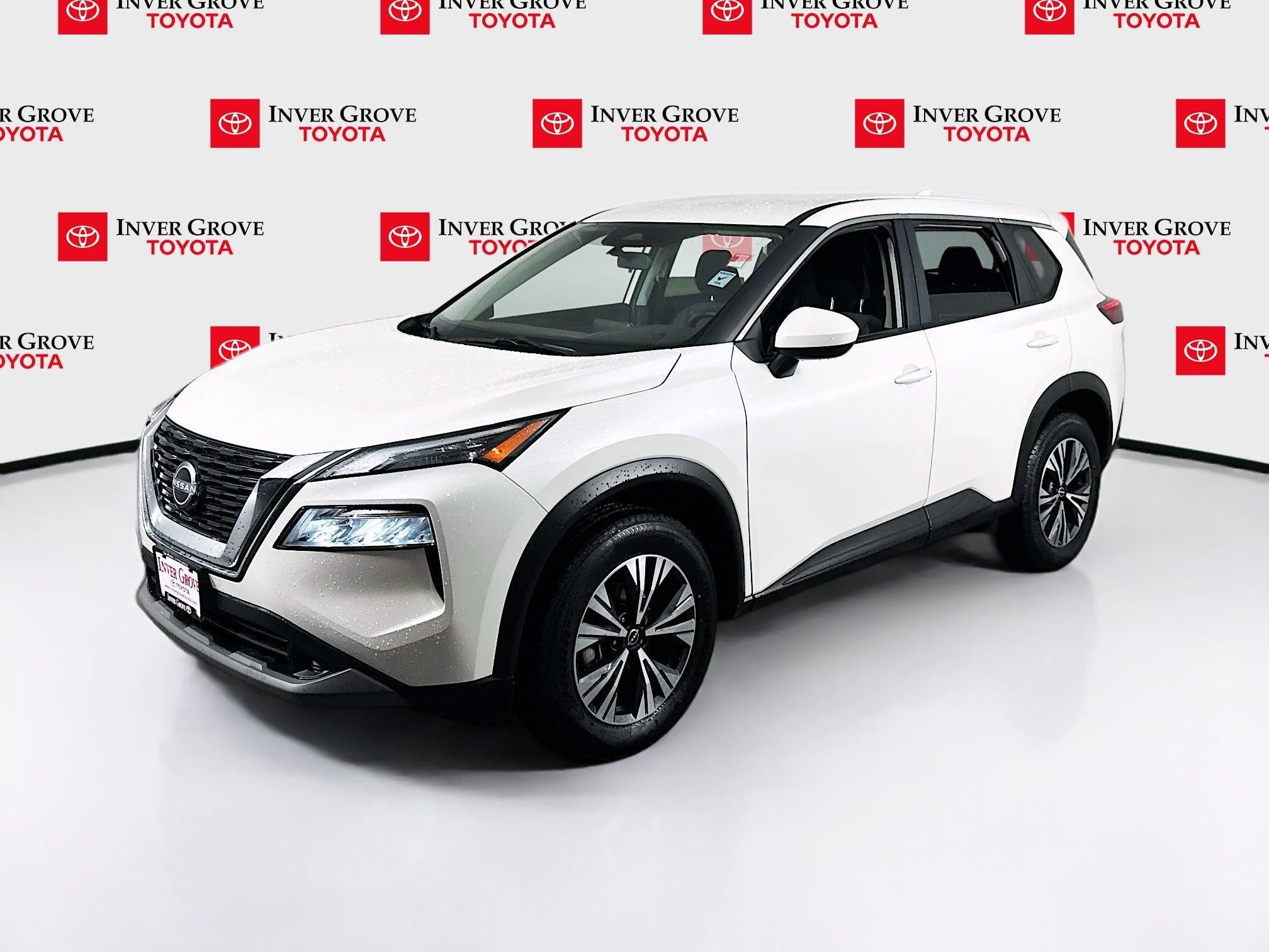 Used 2023 Nissan Rogue SV image 1