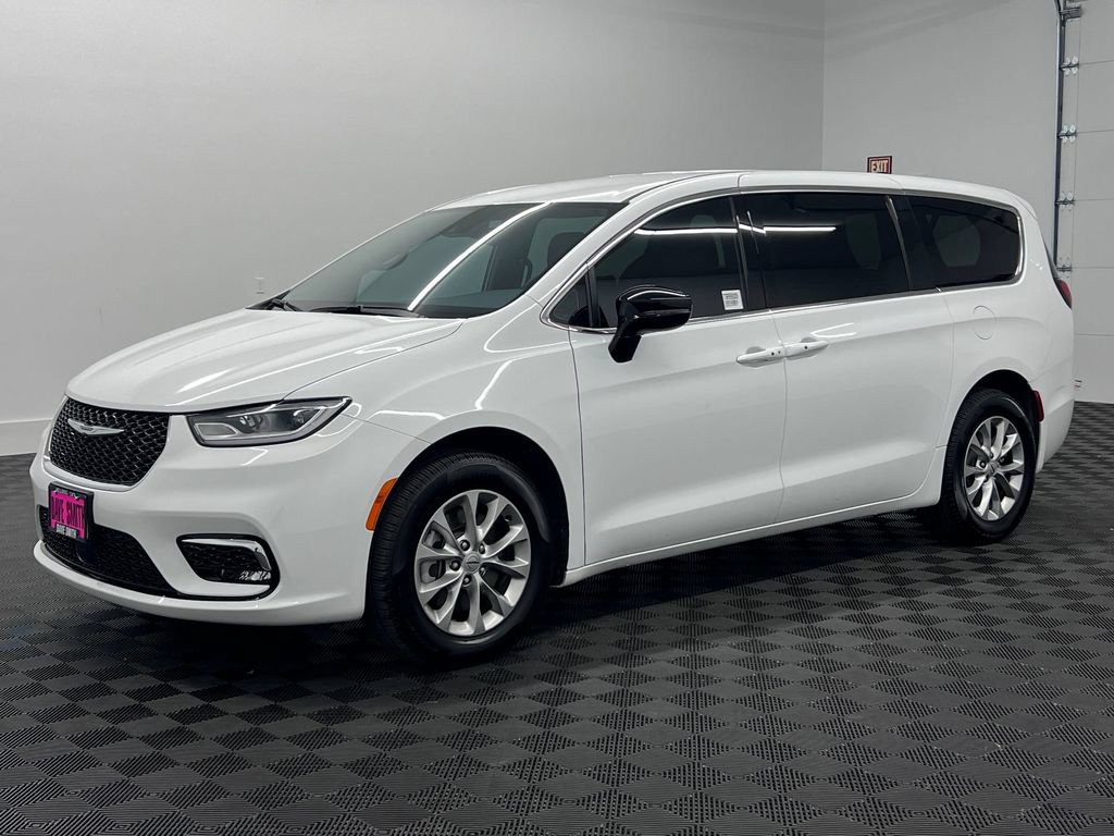 Used 2025 Chrysler Pacifica Select AWD/4WD image 1