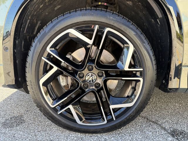 Used 2025 Volkswagen Tiguan SEL R-Line AWD/4WD image 11