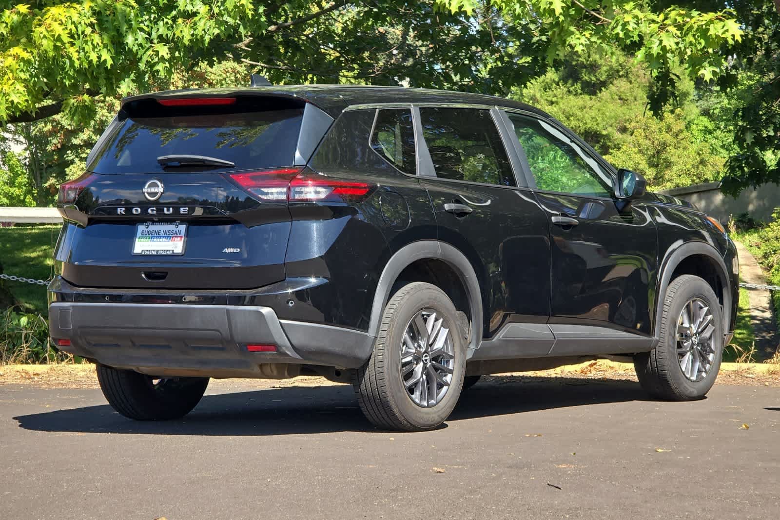 Used 2024 Nissan Rogue S AWD/4WD image 2