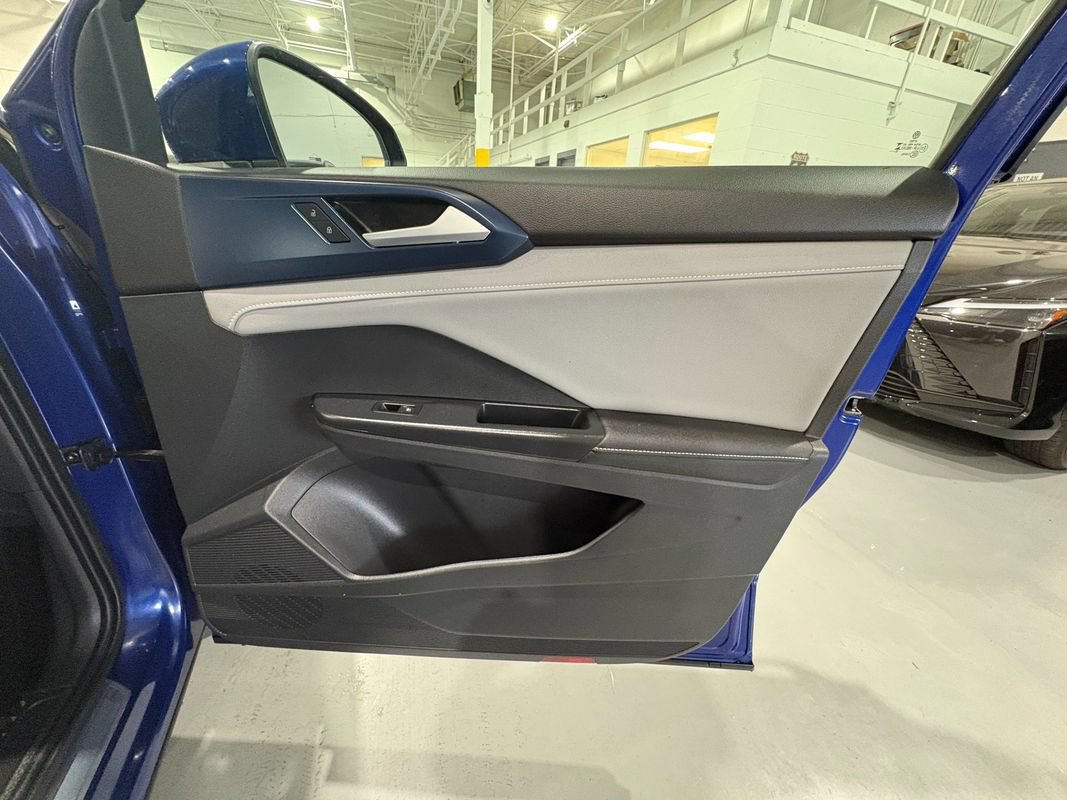 Used 2024 Volkswagen Taos SE w/ Panoramic Sunroof Package FWD image 45