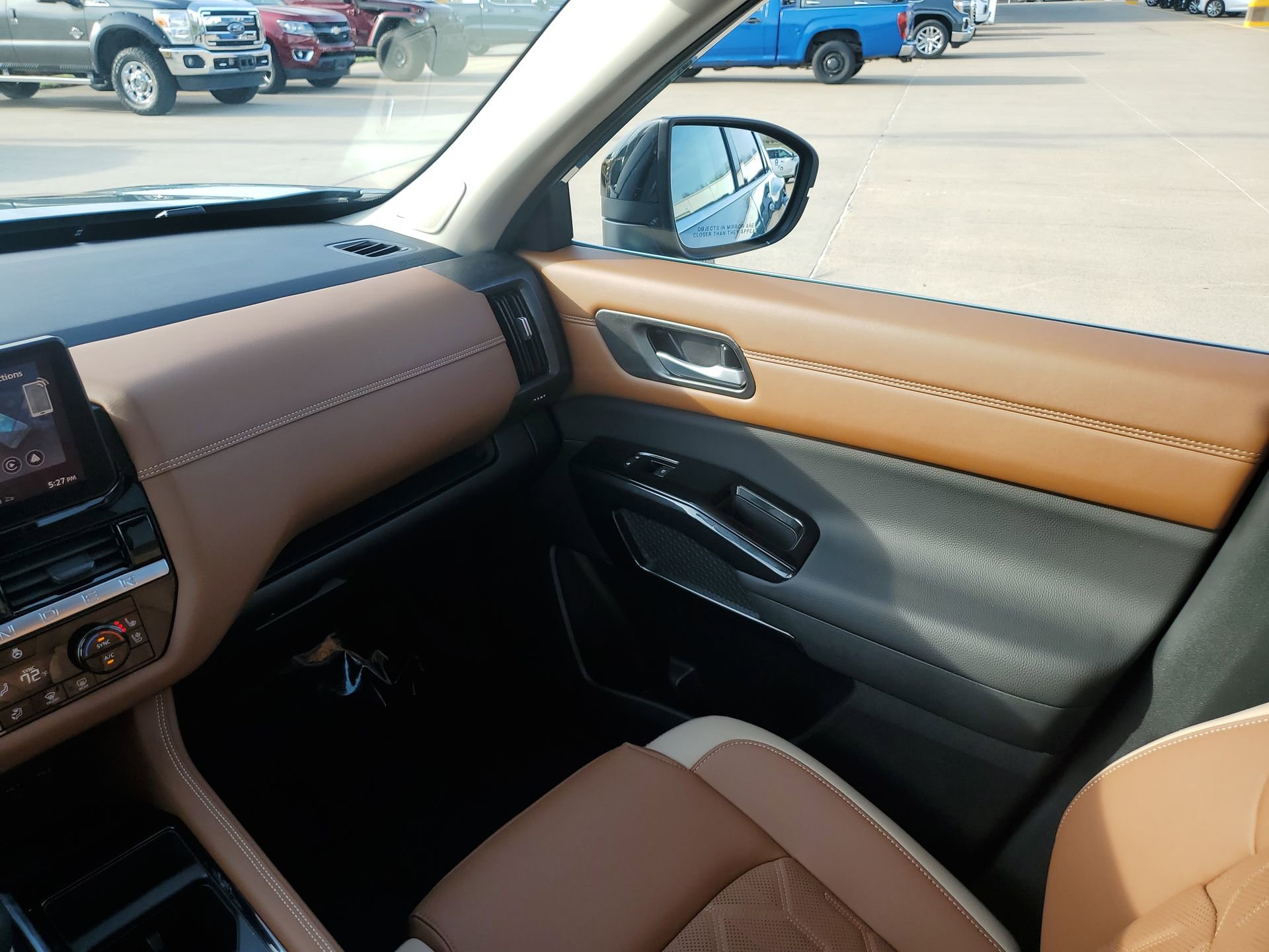 Used 2026 Nissan Pathfinder Platinum image 11