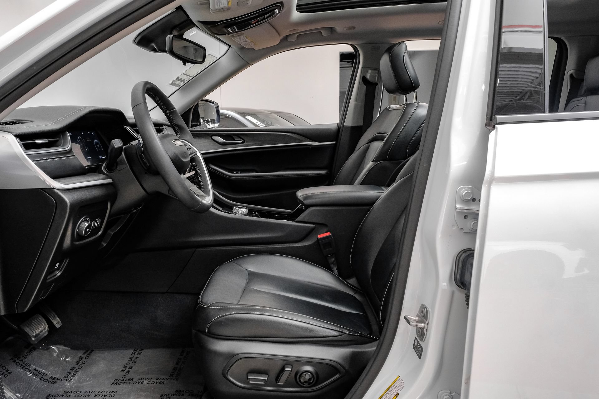 Used 2023 Jeep Grand Cherokee L Limited AWD/4WD image 4