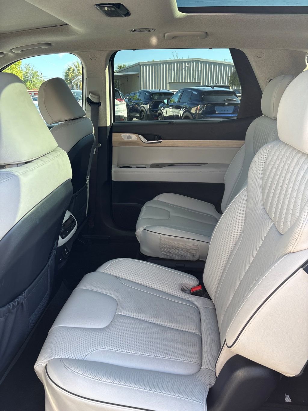 Used 2025 Hyundai Palisade Limited image 3
