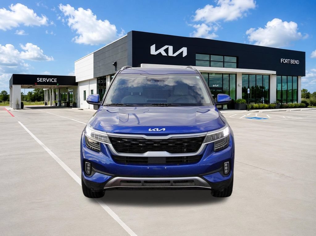 Certified 2022 Kia Seltos SX w/ Sunroof Package AWD/4WD image 2