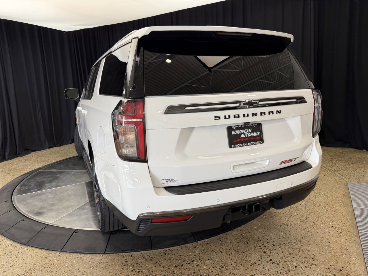 Used 2022 Chevrolet Suburban RST w/ Luxury Package AWD/4WD image 6