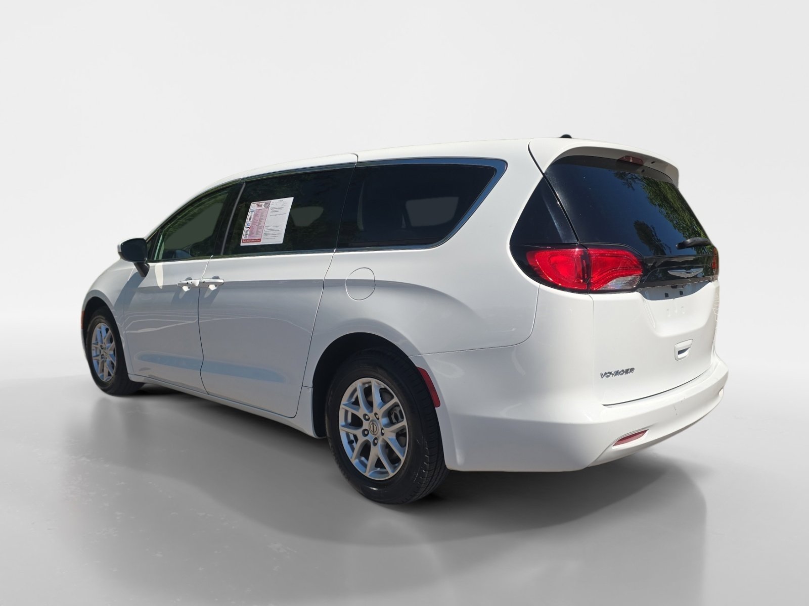 Used 2022 Chrysler Voyager LX FWD image 3