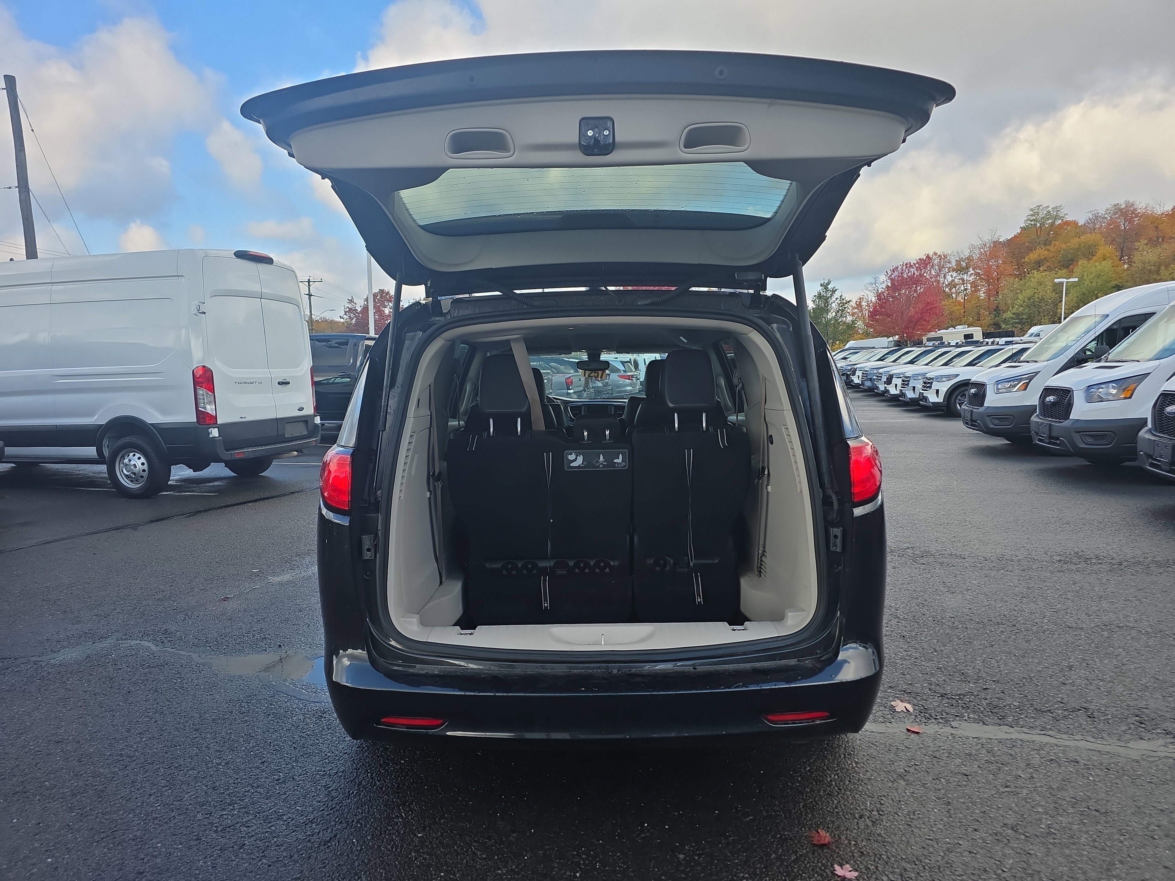 Used 2021 Chrysler Voyager Lxi image 16