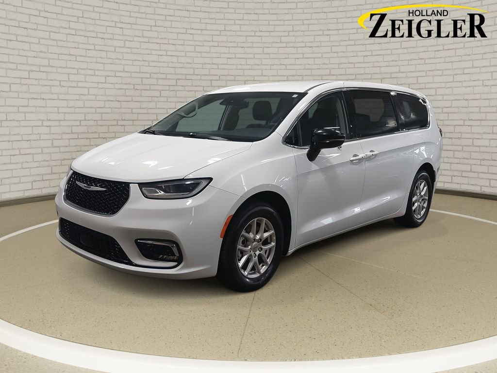 Used 2024 Chrysler Pacifica Touring-L image 1