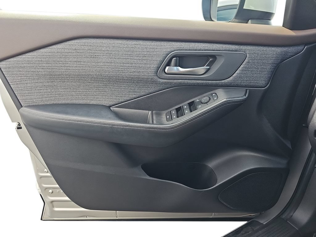 Used 2023 Nissan Rogue SV AWD/4WD image 25