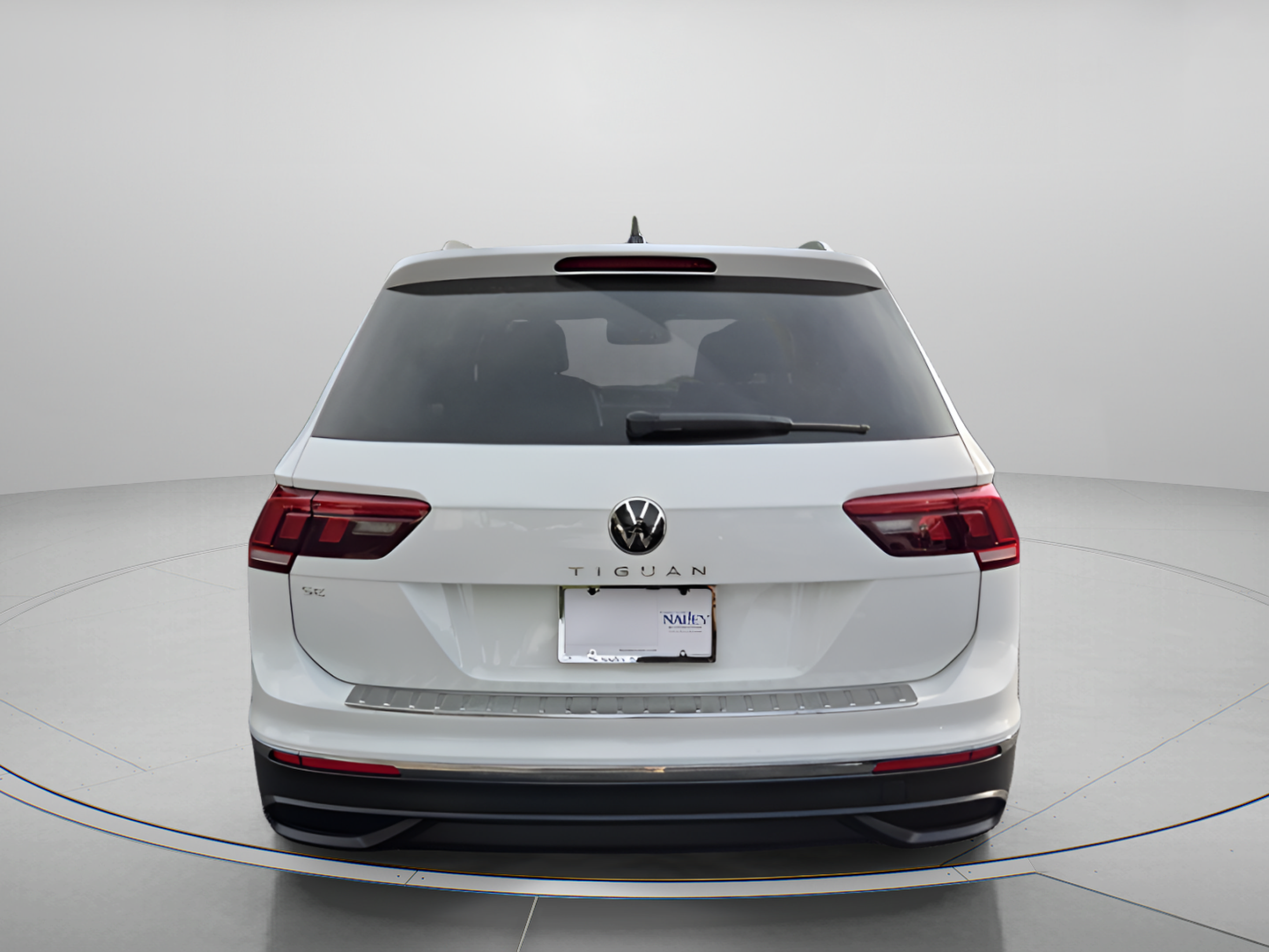 Used 2024 Volkswagen Tiguan SE w/ Panoramic Sunroof Package FWD image 4