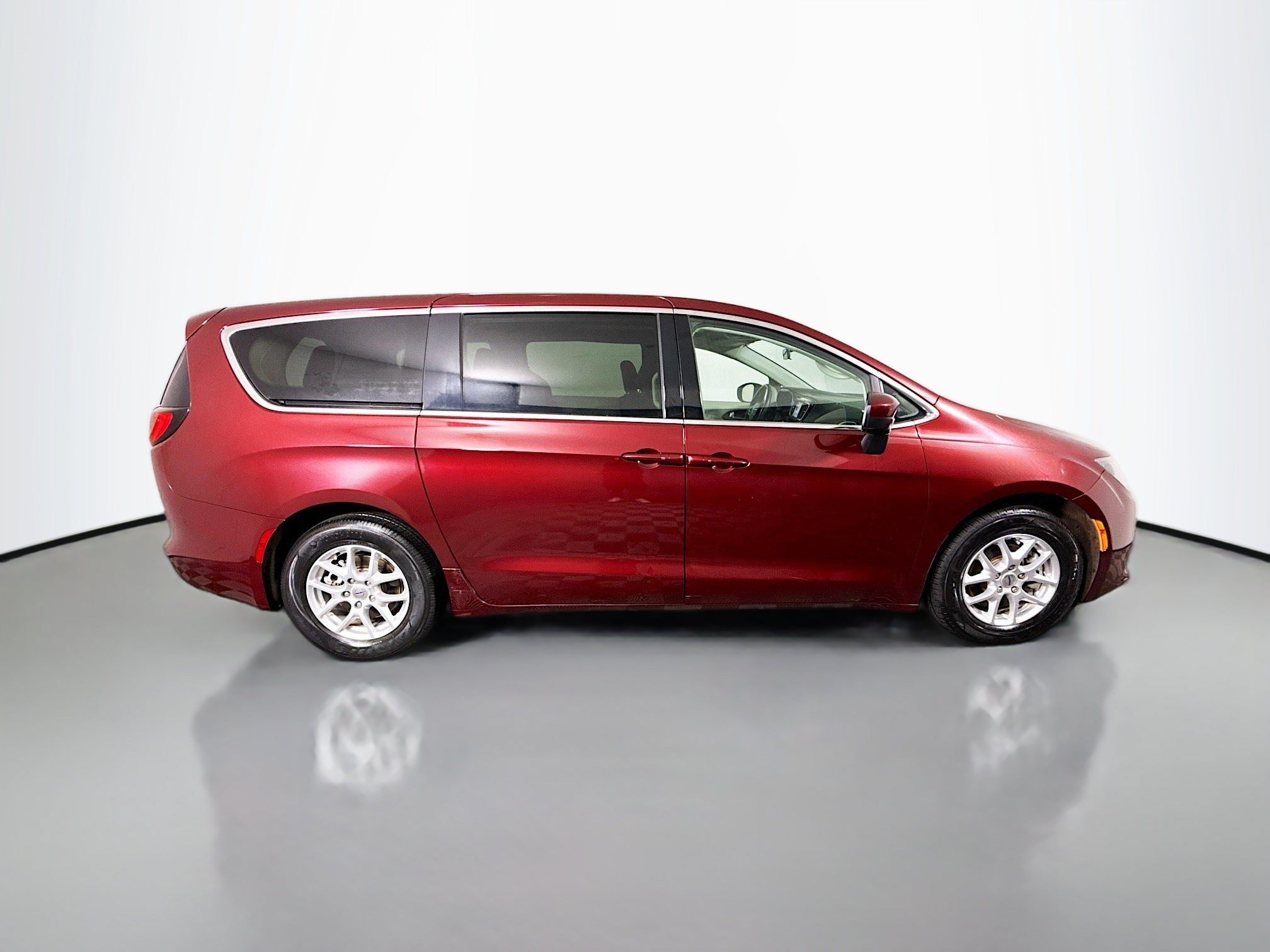 Used 2022 Chrysler Voyager LX FWD image 11
