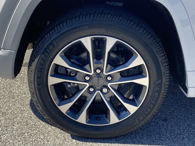 Used 2023 Jeep Grand Cherokee Overland w/ Luxury Tech Group IV AWD/4WD image 32