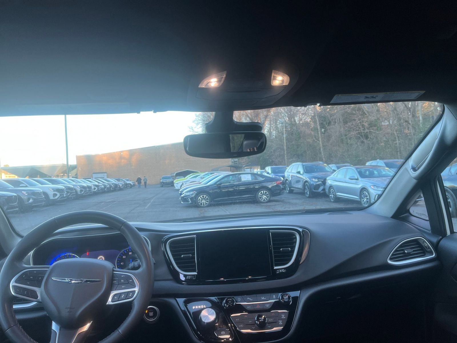 Used 2025 Chrysler Pacifica Select image 34