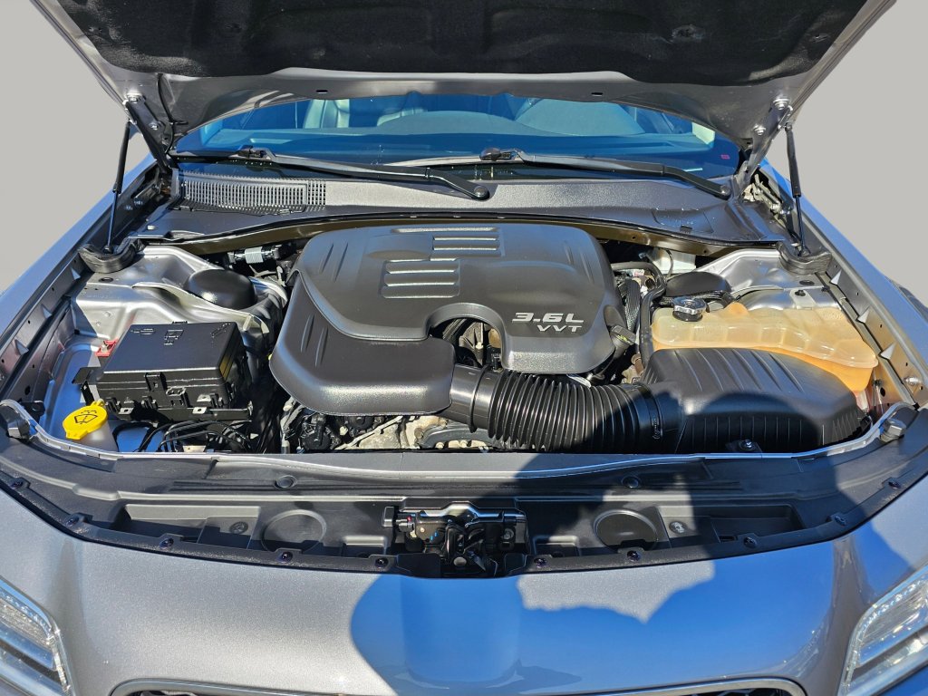 Used 2016 Chrysler 300 C image 18