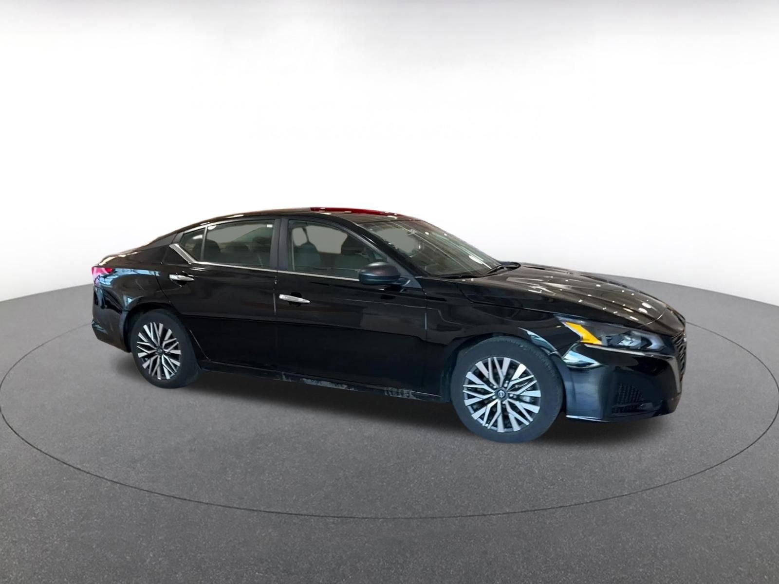 Used 2025 Nissan Altima 2.5 SV image 2