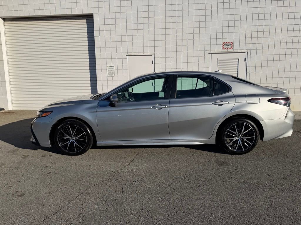 Used 2022 Toyota Camry SE image 3