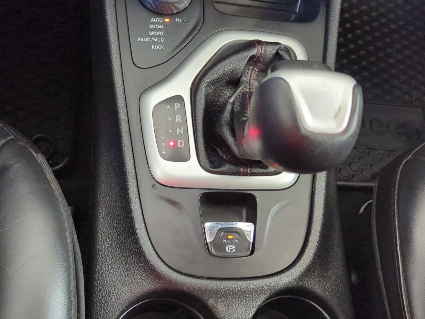 Used 2017 Jeep Cherokee Trailhawk AWD/4WD image 29
