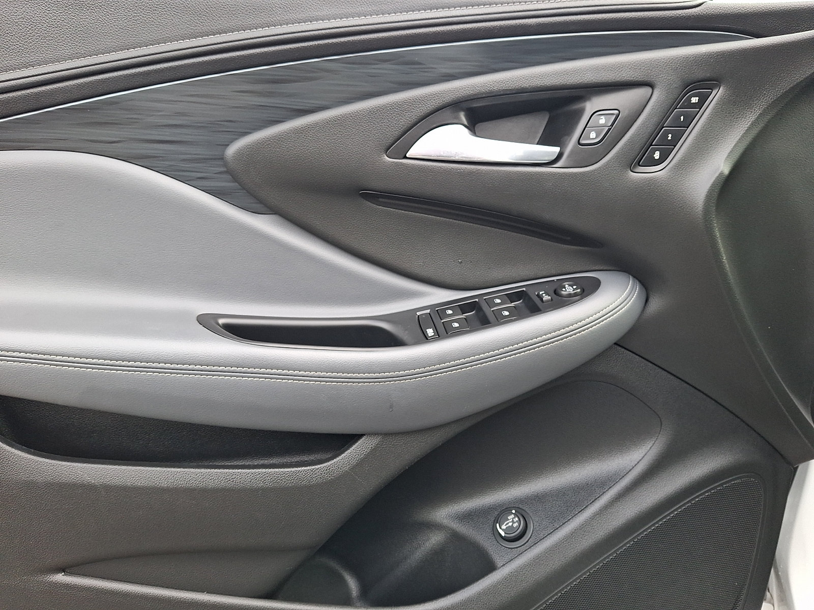 Used 2020 Buick Envision Essence FWD image 12