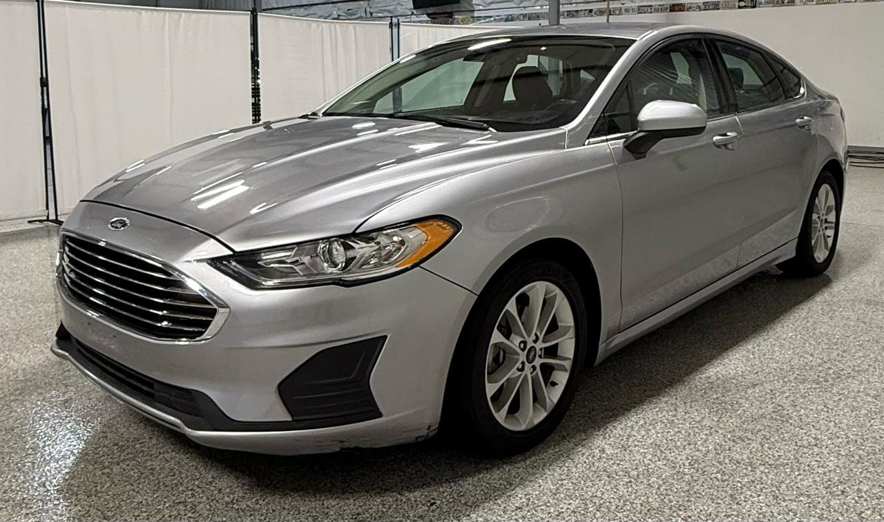 Used 2020 Ford Fusion SE image 2
