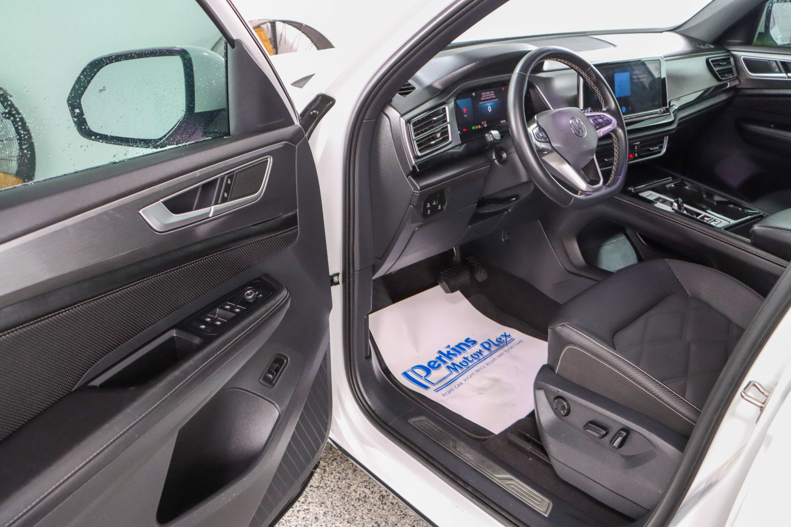 Used 2024 Volkswagen Atlas Cross Sport SE FWD image 3