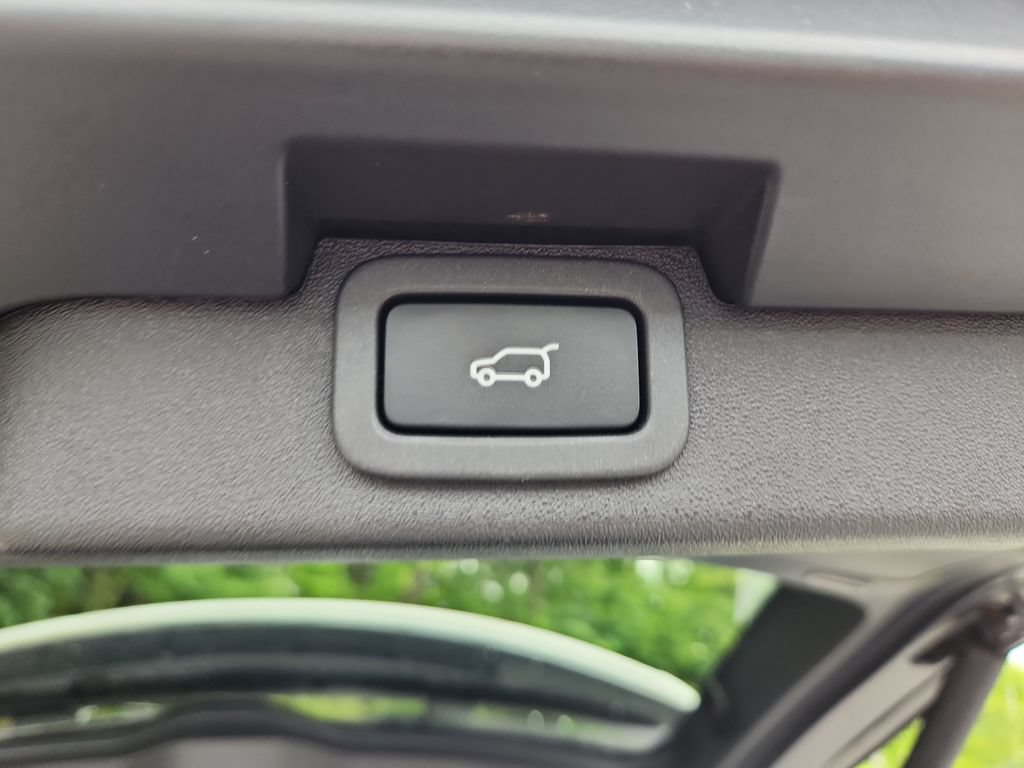 Used 2020 Land Rover Discovery Landmark AWD/4WD image 14