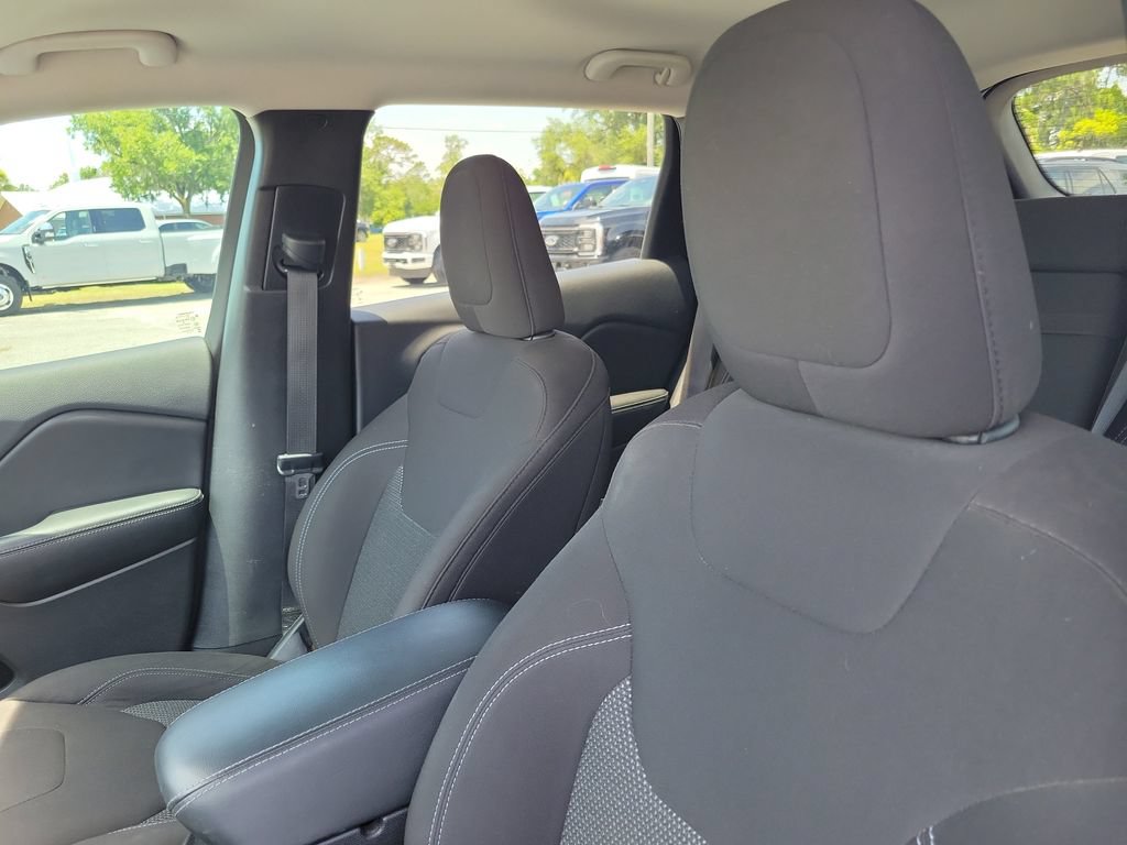Used 2019 Jeep Cherokee Latitude w/ Popular Appearance Group FWD image 20