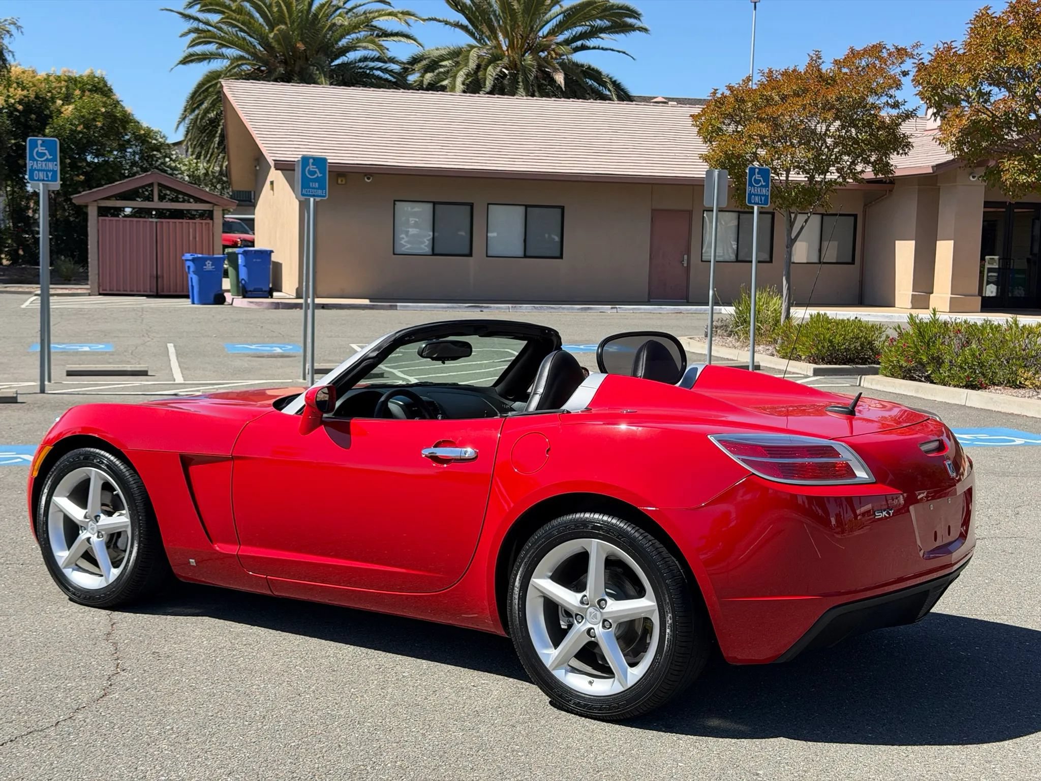 Used 2008 Saturn Sky w/ Premium Trim Package RWD image 3