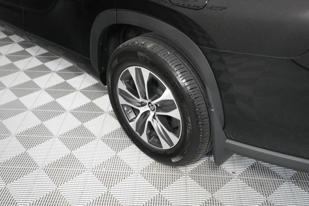 Used 2022 Toyota Highlander XLE AWD/4WD image 8