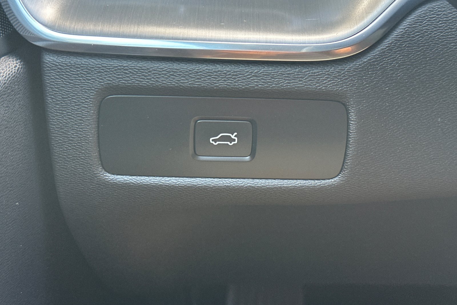 Certified 2025 Volvo XC60 B5 Core AWD/4WD image 33