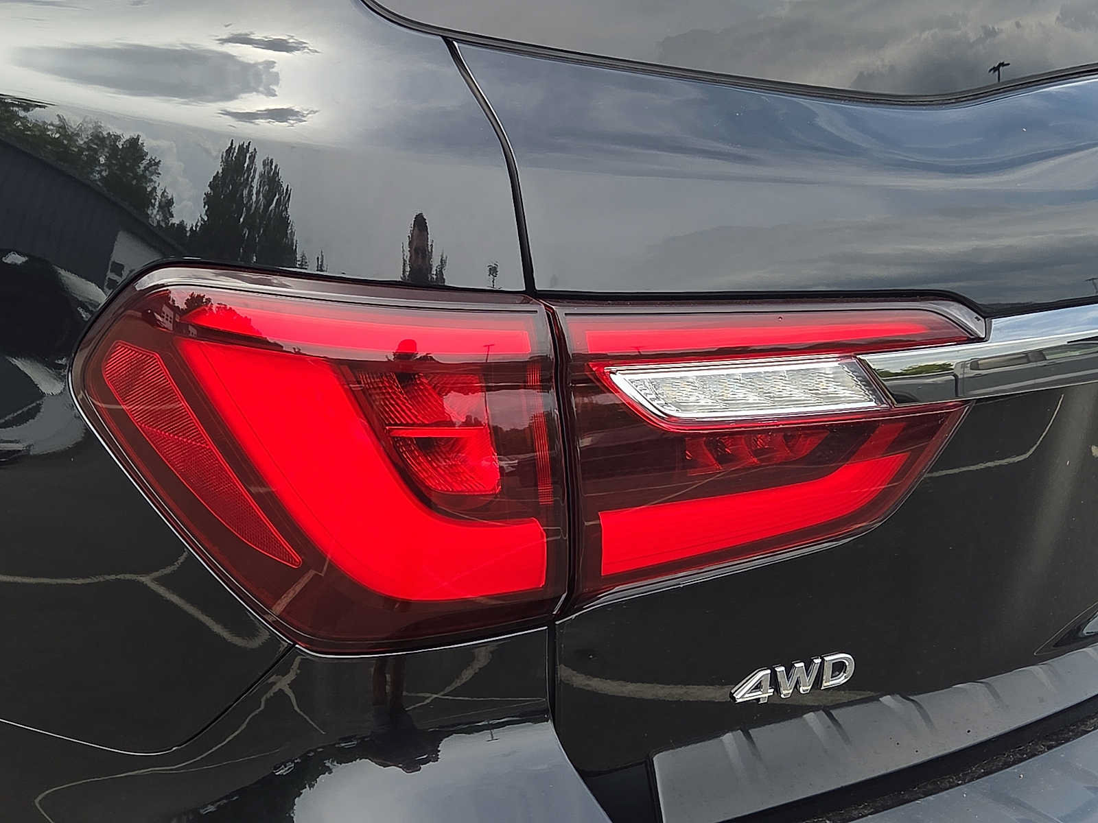 Used 2024 INFINITI QX80 Sensory AWD/4WD image 10