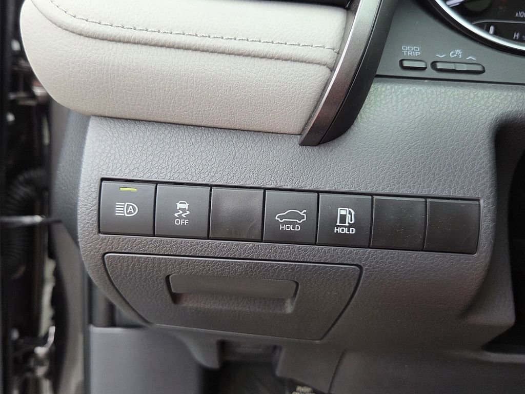Used 2024 Toyota Camry LE w/ Convenience Package image 28