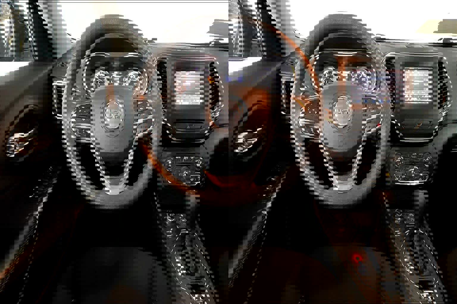 Used 2019 Jeep Cherokee Latitude w/ Popular Appearance Group image 6