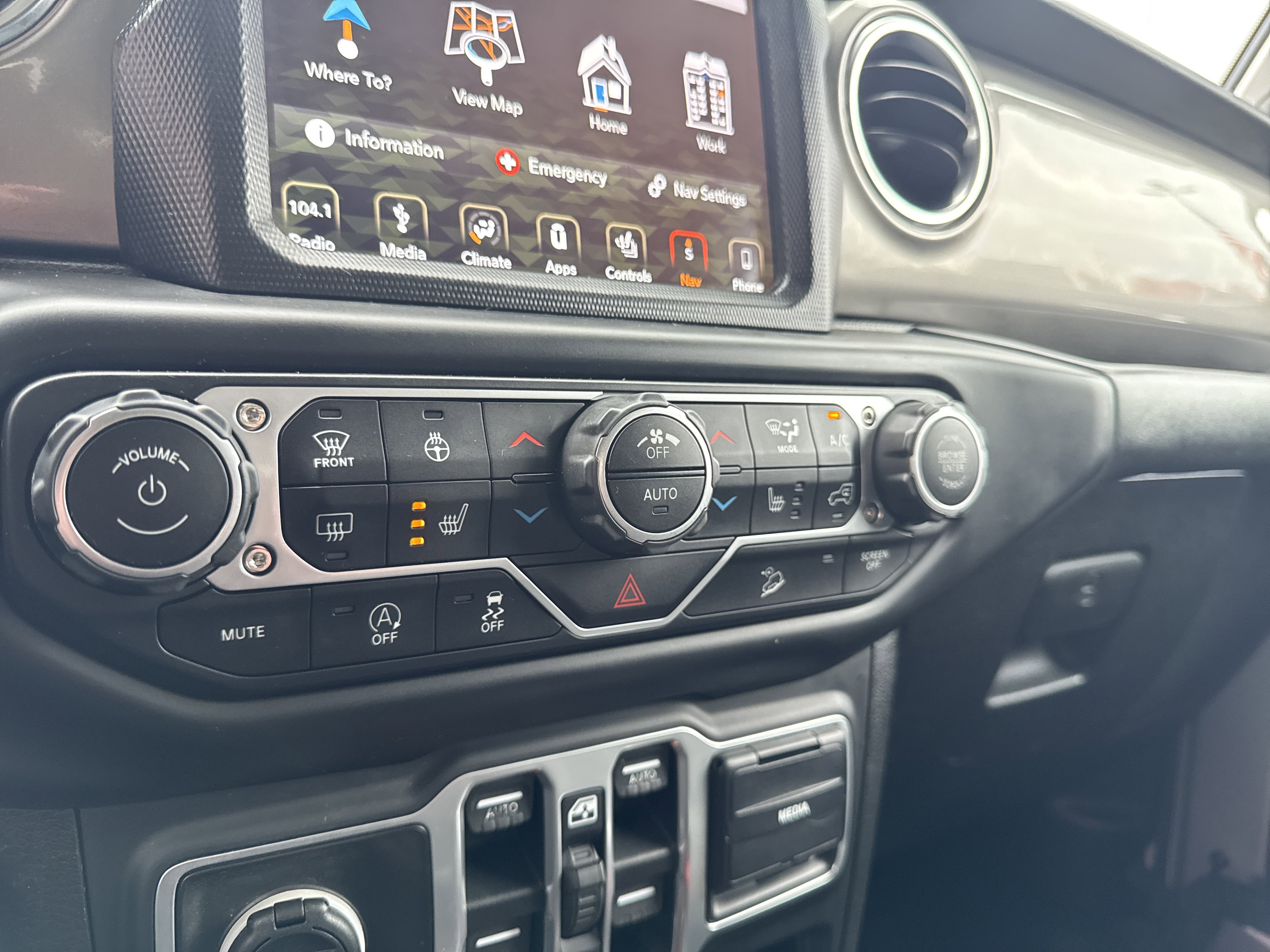 Used 2018 Jeep Wrangler Unlimited Sahara image 22